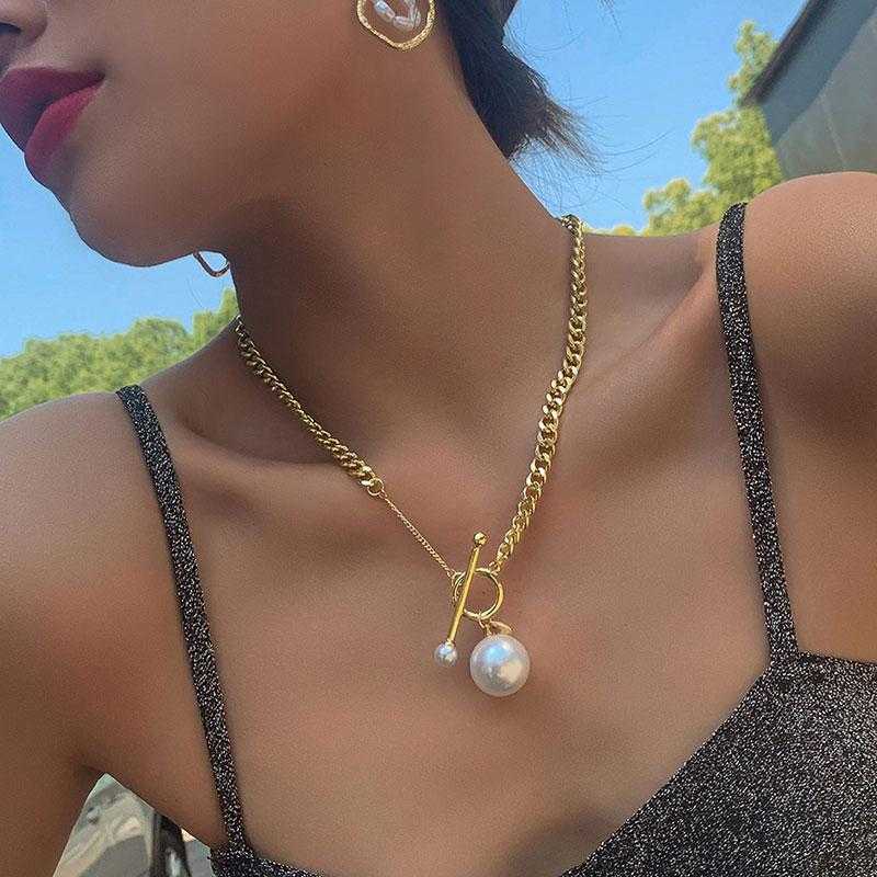 Women's Toggle Clasp Pearl Pendant With 18 Inch Link Chain
